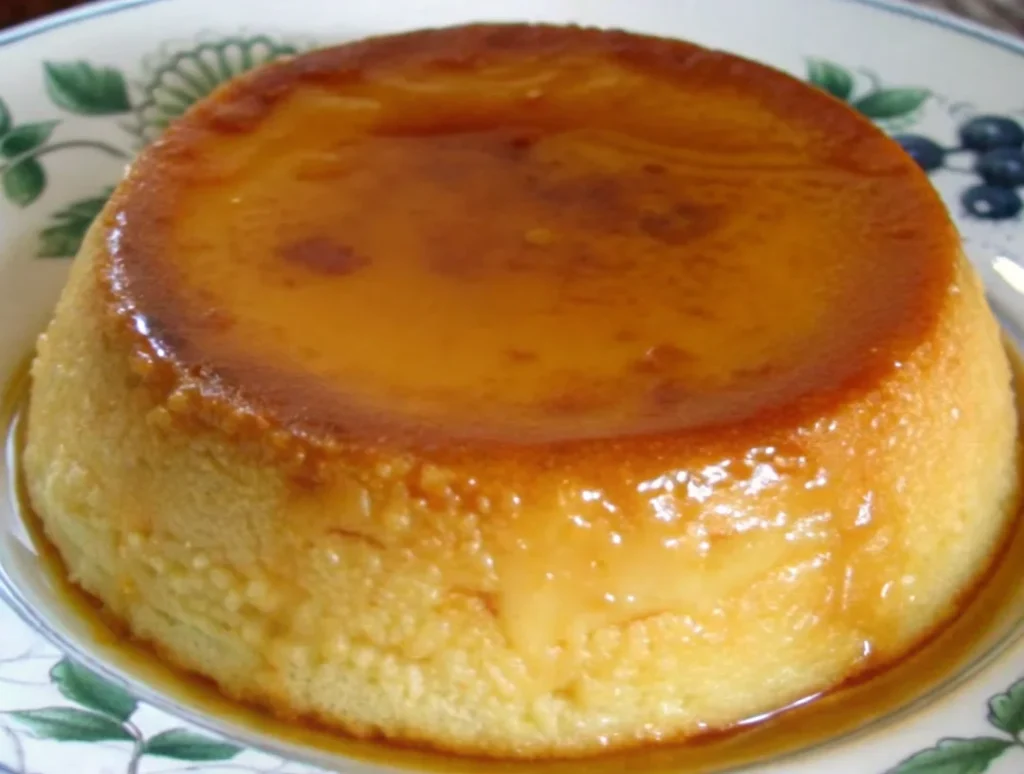 Flan de huevo casero con caramelo, servido en un plato decorativo.