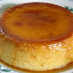 Flan de huevo casero con caramelo, servido en un plato decorativo.